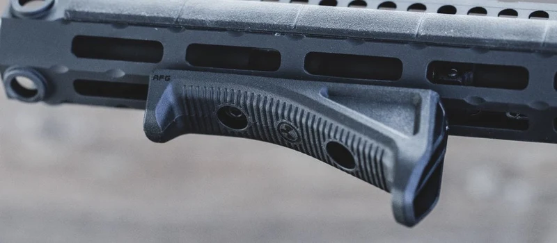Magpul M-LOK AFG Angled Fore-Grip viisto etukädensija M-LOK-kädensuojukseen