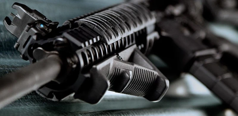 Magpul AFG-2 Angled Fore Grip viisto kädensija Picatinny-kiskoon