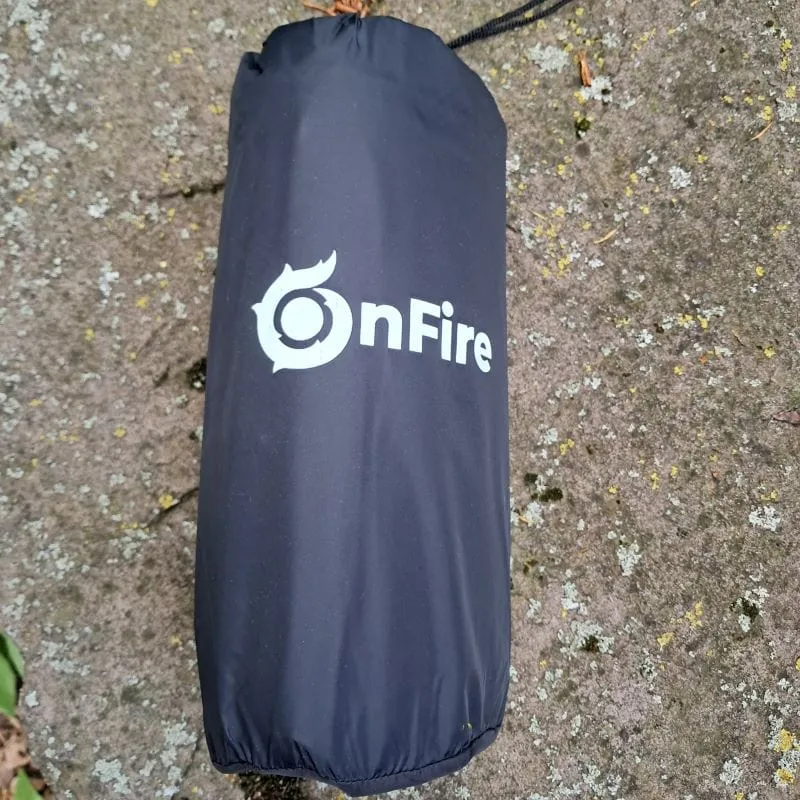Aufblasbare ultraleichte Isomatte mit Fußpumpe in schwarz