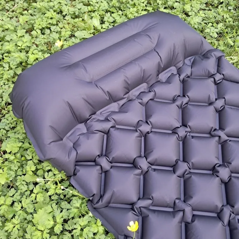 Aufblasbare ultraleichte Isomatte mit Fußpumpe in schwarz