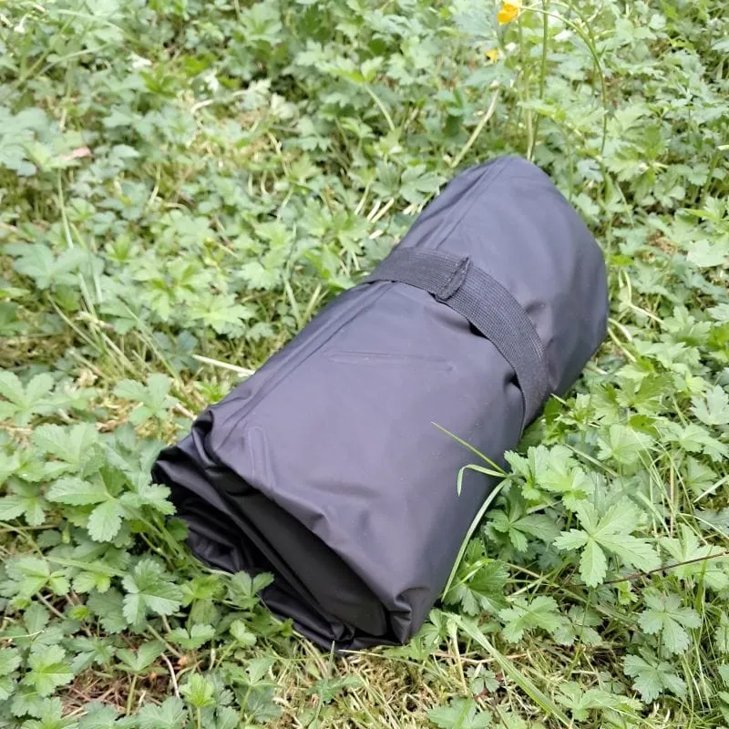 Aufblasbare ultraleichte Isomatte mit Fußpumpe in schwarz