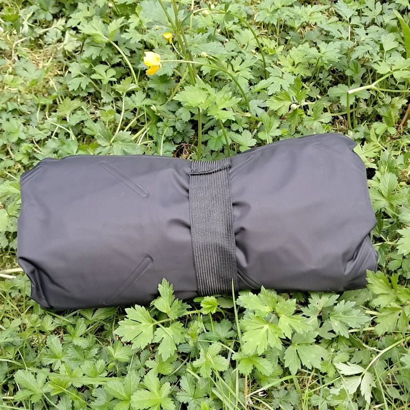 Aufblasbare ultraleichte Isomatte mit Fußpumpe in schwarz