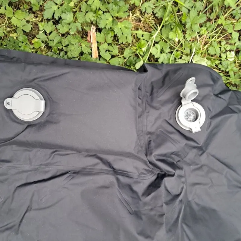 Aufblasbare ultraleichte Isomatte mit Fußpumpe in schwarz
