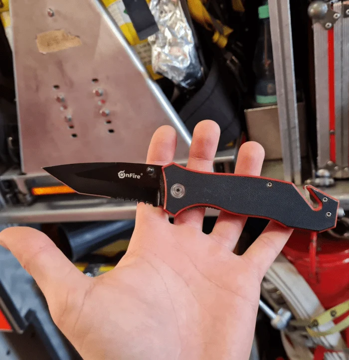 Rettungsmesser RED LINE mit teilweiser Sägeverzahnung mit Holster