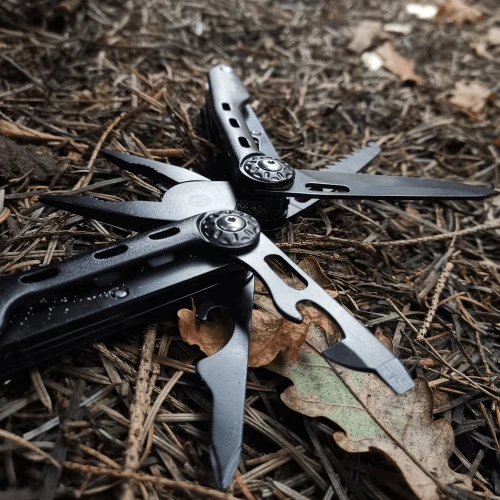 Multitool mit 8 Funktionen und Karabiner